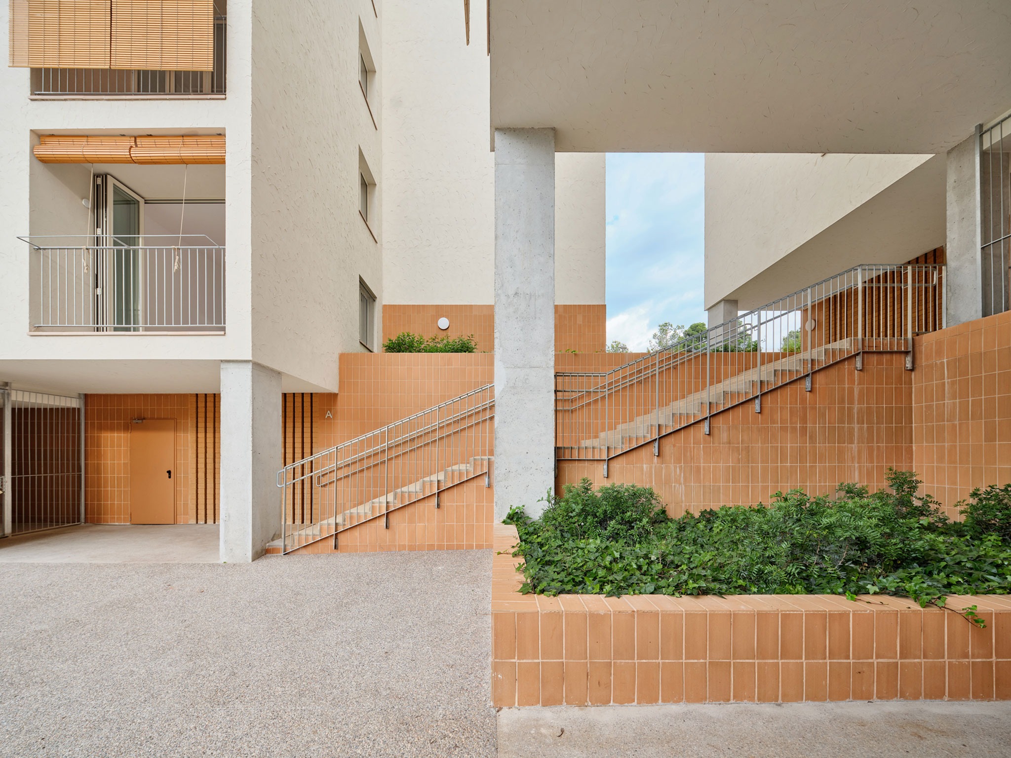 Sustainability and spatial quality. 72 Social Housing in Castelldefels by Carles Enrich Studio. Photograph by Adrià Goula. Sustainability and spatial quality. 72 Social Housing in Castelldefels by Carles Enrich Studio. Photograph by Adrià Goula.